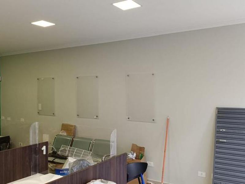 Interior — logo em letra caixa verde