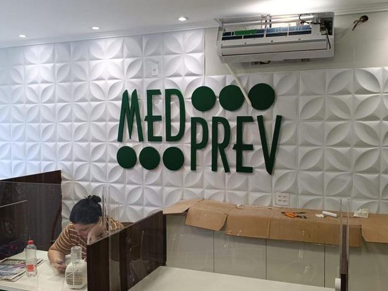 Fachada completa — vitrine + logo