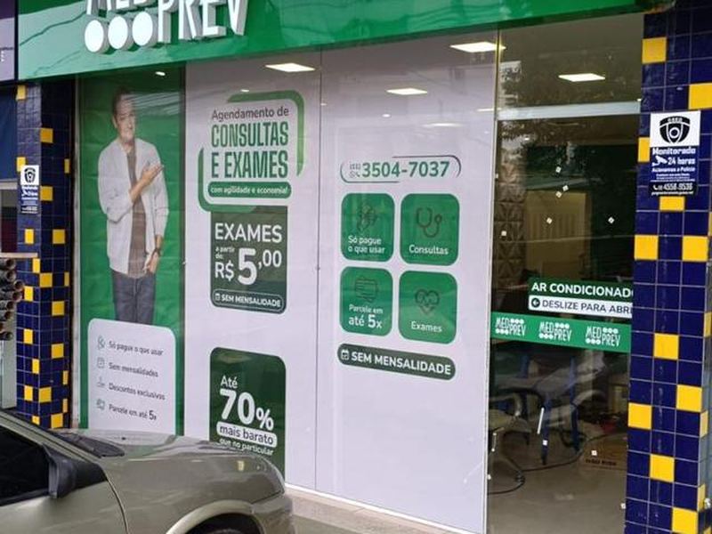 Fachada aberta — comunicação visual