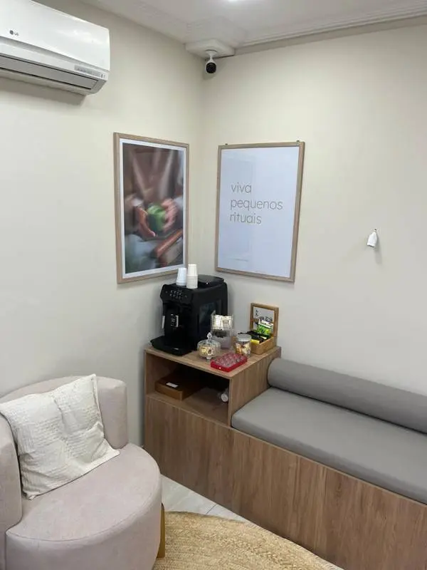 Mokuzen — Ambiente de espera com impressões emolduradas